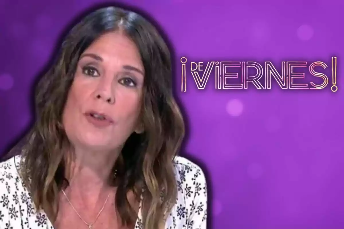 Ángela Portero con cabello oscuro y blusa blanca con estampado floral sobre fondo morado con texto que dice "¡De viernes!".