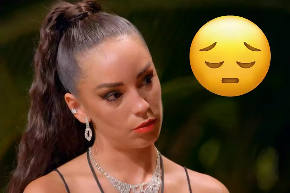 Anita amb expressió seriosa i un emoji de cara pensativa al costat.