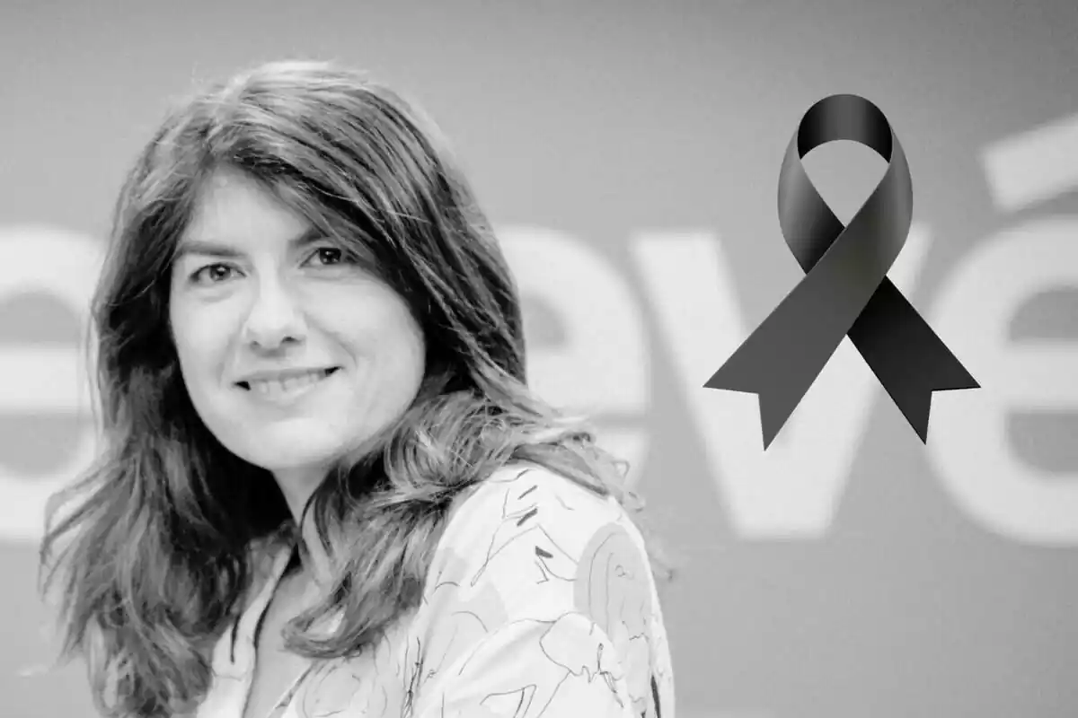 Muntatge d'Anna Pérez Pagès somrient en una imatge en blanc i negre i un llaç negre