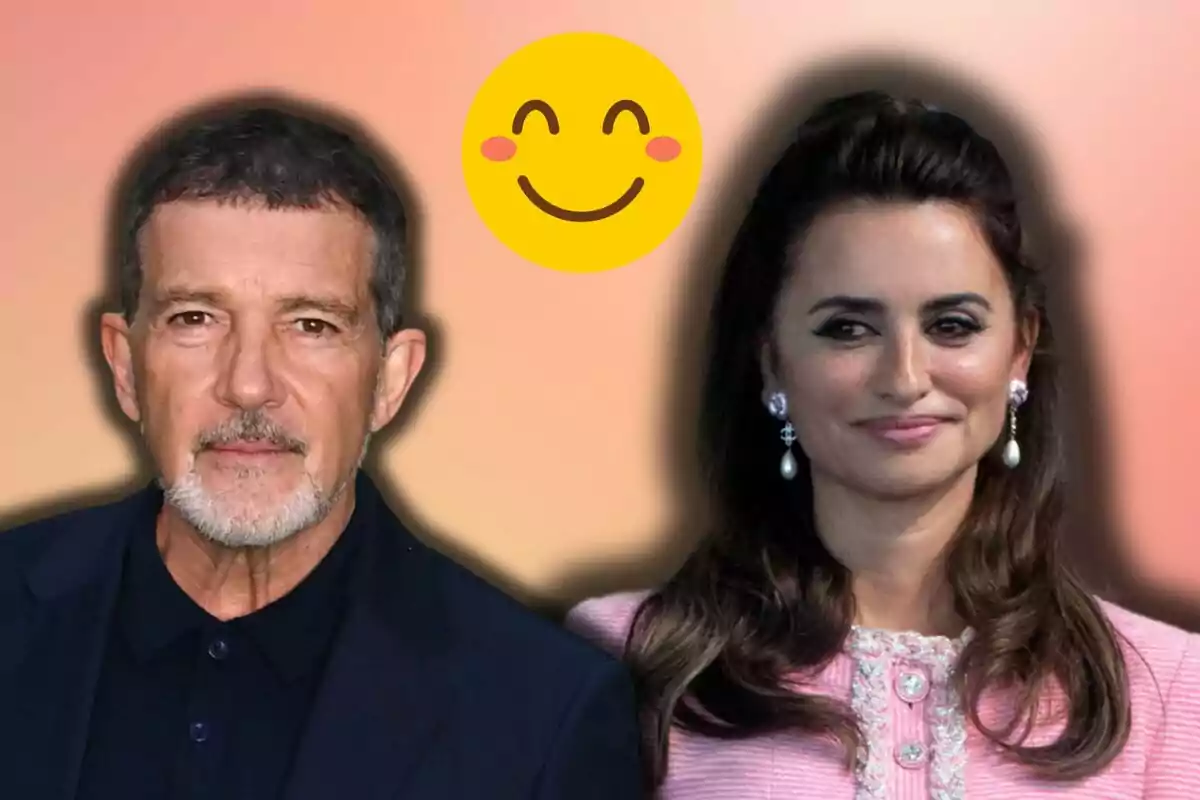 Antonio Banderas y Penélope Cruz posan juntas frente a un fondo degradado con un emoji sonriente encima.