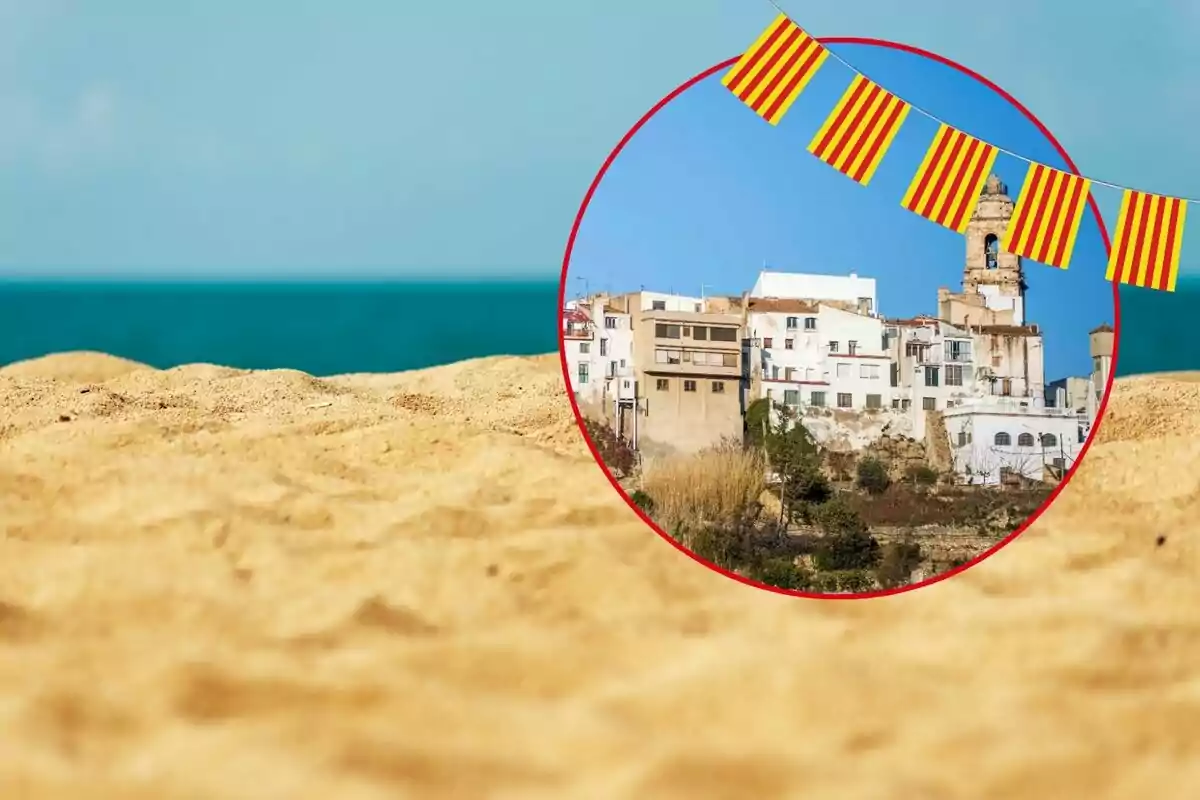 Vista de una playa con arena dorada y el mar al fondo con un círculo que muestra un pueblo con edificios blancos y una torre bajo un cielo azul decorado con banderines amarillos y rojos.