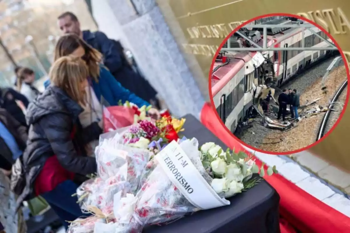 Dues dones dipositen flors davant d'una placa homenatge de les víctimes de l'11-M i al cercle, un dels trens que va explotar