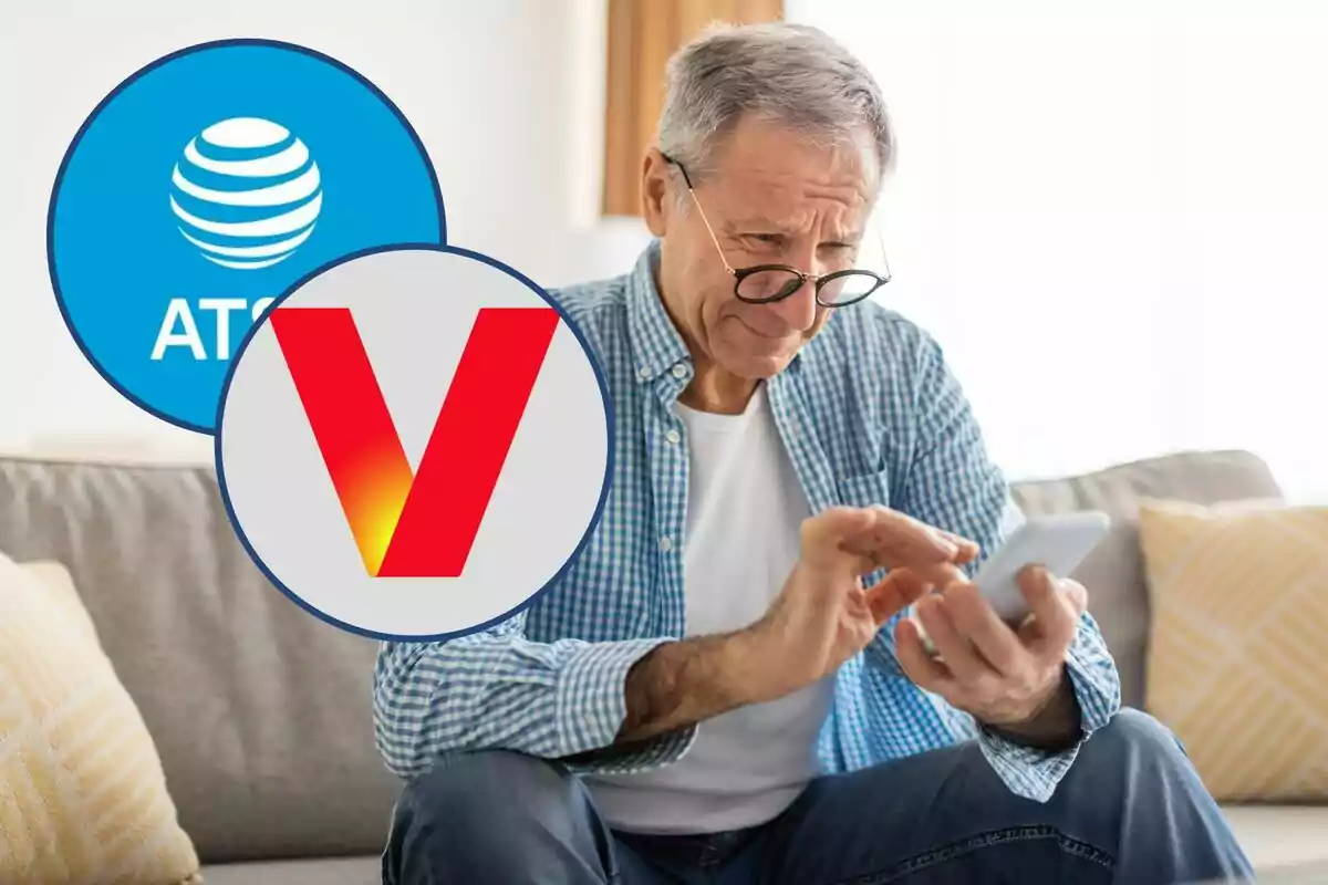 Hombre mayor usando un teléfono móvil con logotipos de AT&T y V en primer plano.