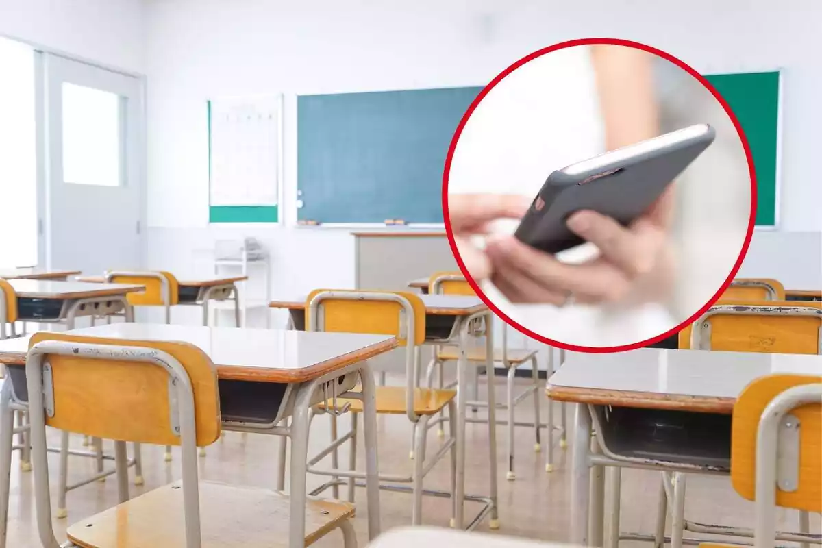 Muntatge d'una aula amb pissarres a la paret i una persona amb un mòbil a la mà