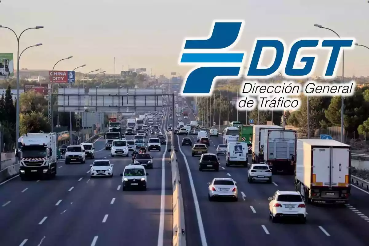 Vehicles circulen per una autopista de tres carrils, amb el logotip de la DGT