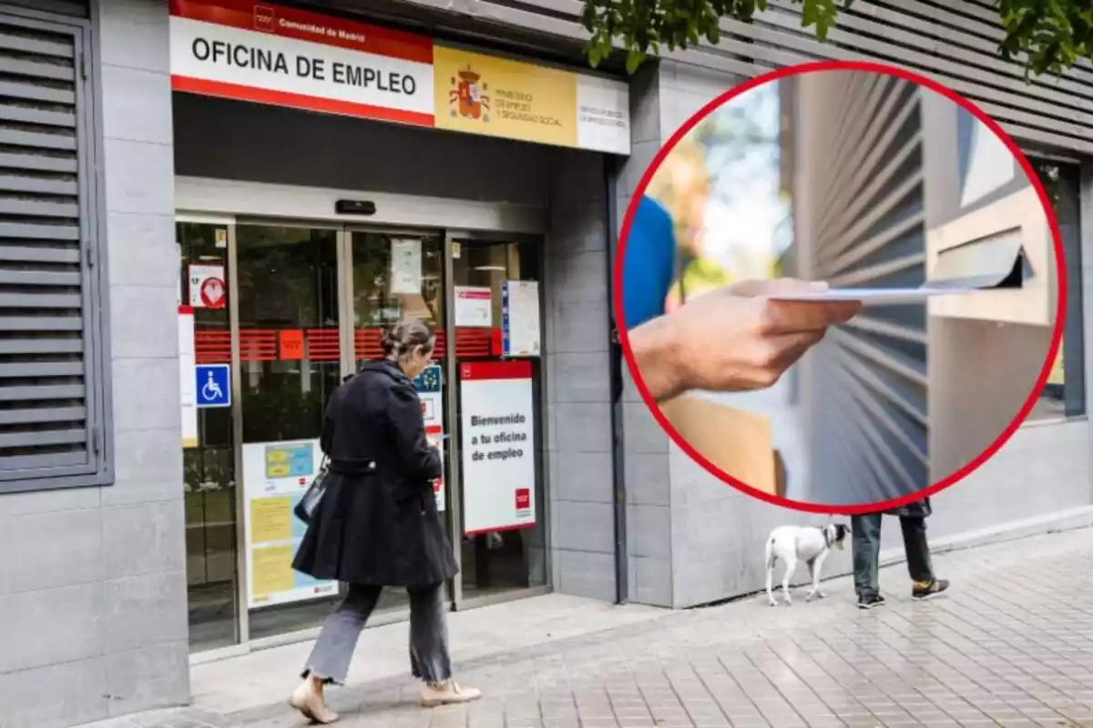 Una dona passa davant d'una oficina del SEPE i al cercle es veu un sobre