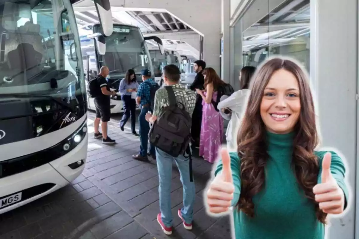 Una dona amb cara de felicitat i polzes enlaire, i al fons una estació d'autobusos amb gent esperant