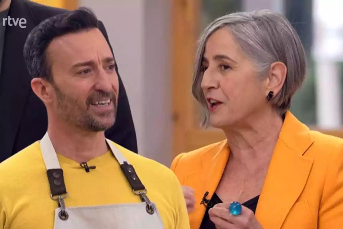 Muntatge de 'Bake Off' amb Pablo Puyol a davantal i Eva Arguiñano parlant amb una blazer taronja