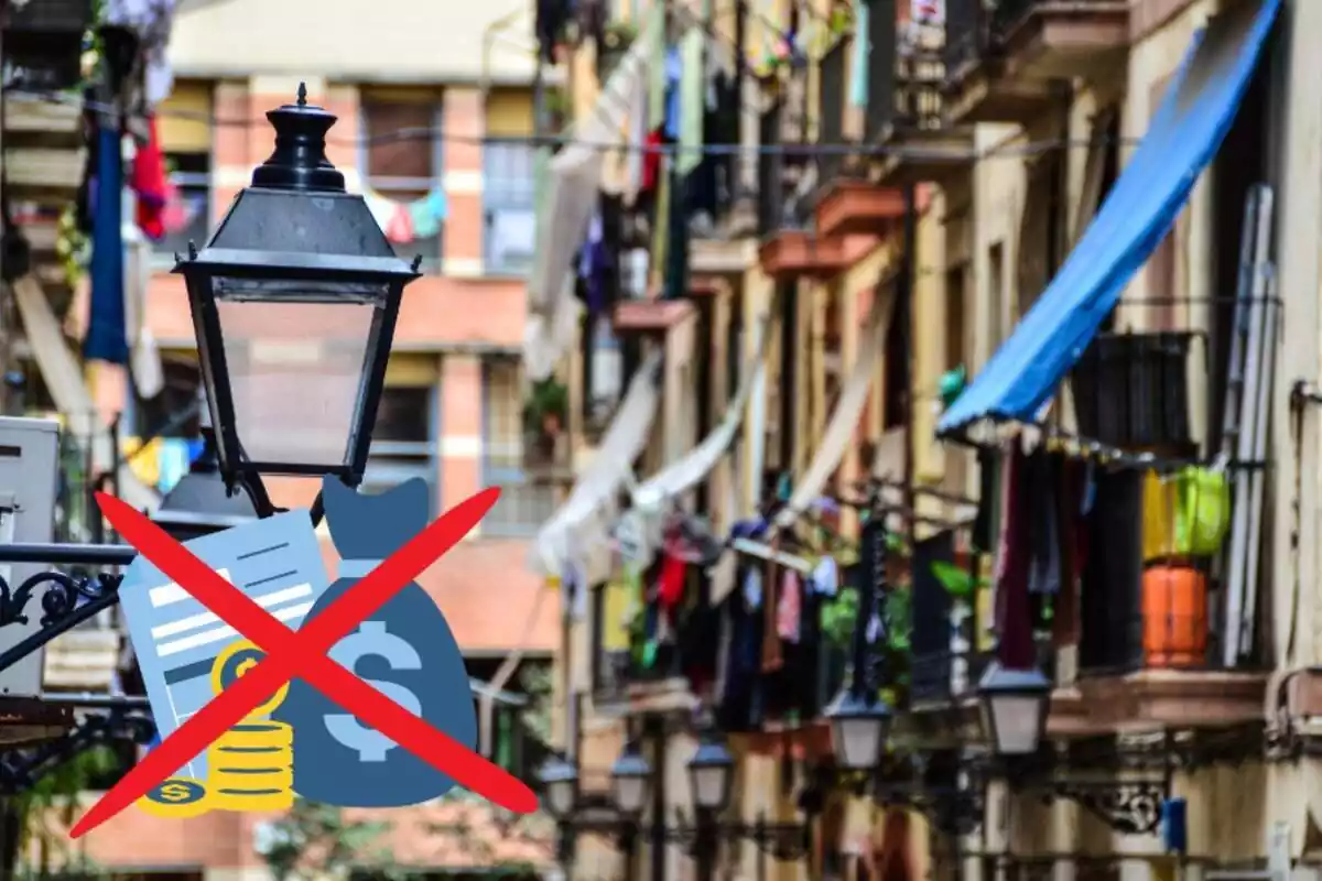 Muntatge de balcons en un carrer de Barcelona, diners amb un paper al darrere i una creu vermella a sobre