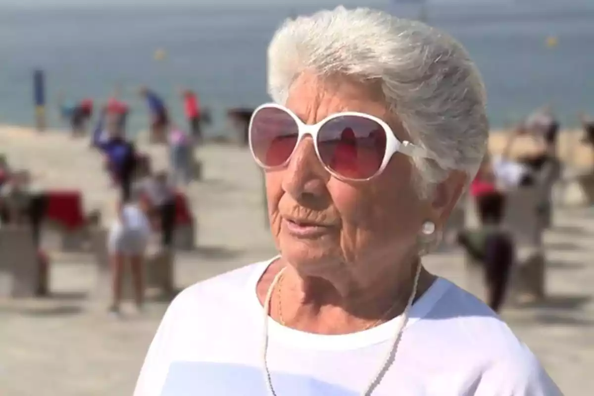 Muntatge de Bárbara Martinez i la seva classe de gimnàstica a la platja de Barcelona