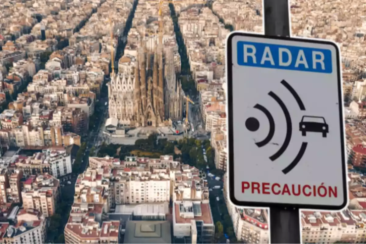 Vista aèria de la ciutat de Barcelona amb un cartell de radar de trànsit en primer pla i la Sagrada Família de fons