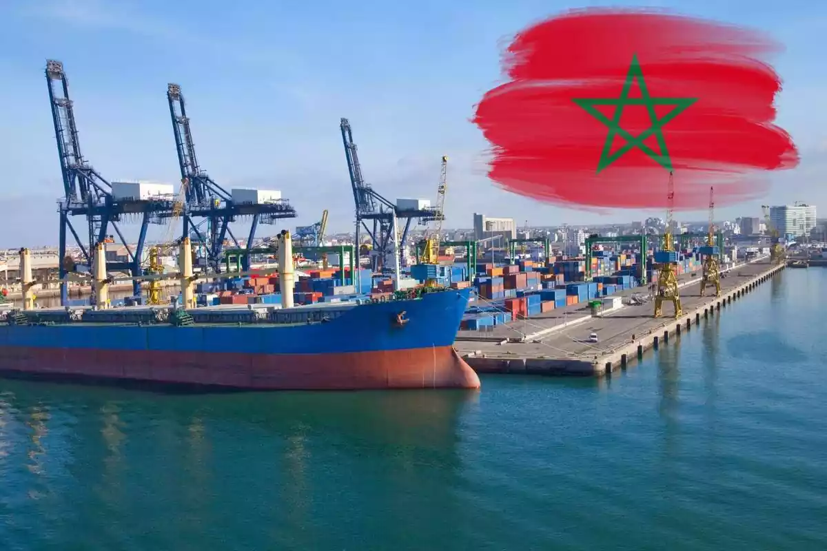 Un vaixell al port de Casablanca i la bandera del Marroc