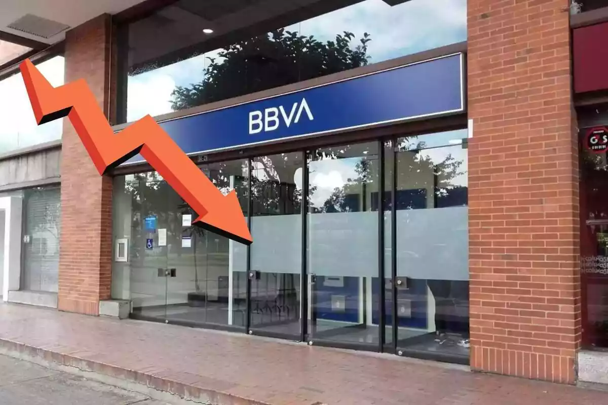 Façana d'un BBVA i una fletxa apuntant cap avall