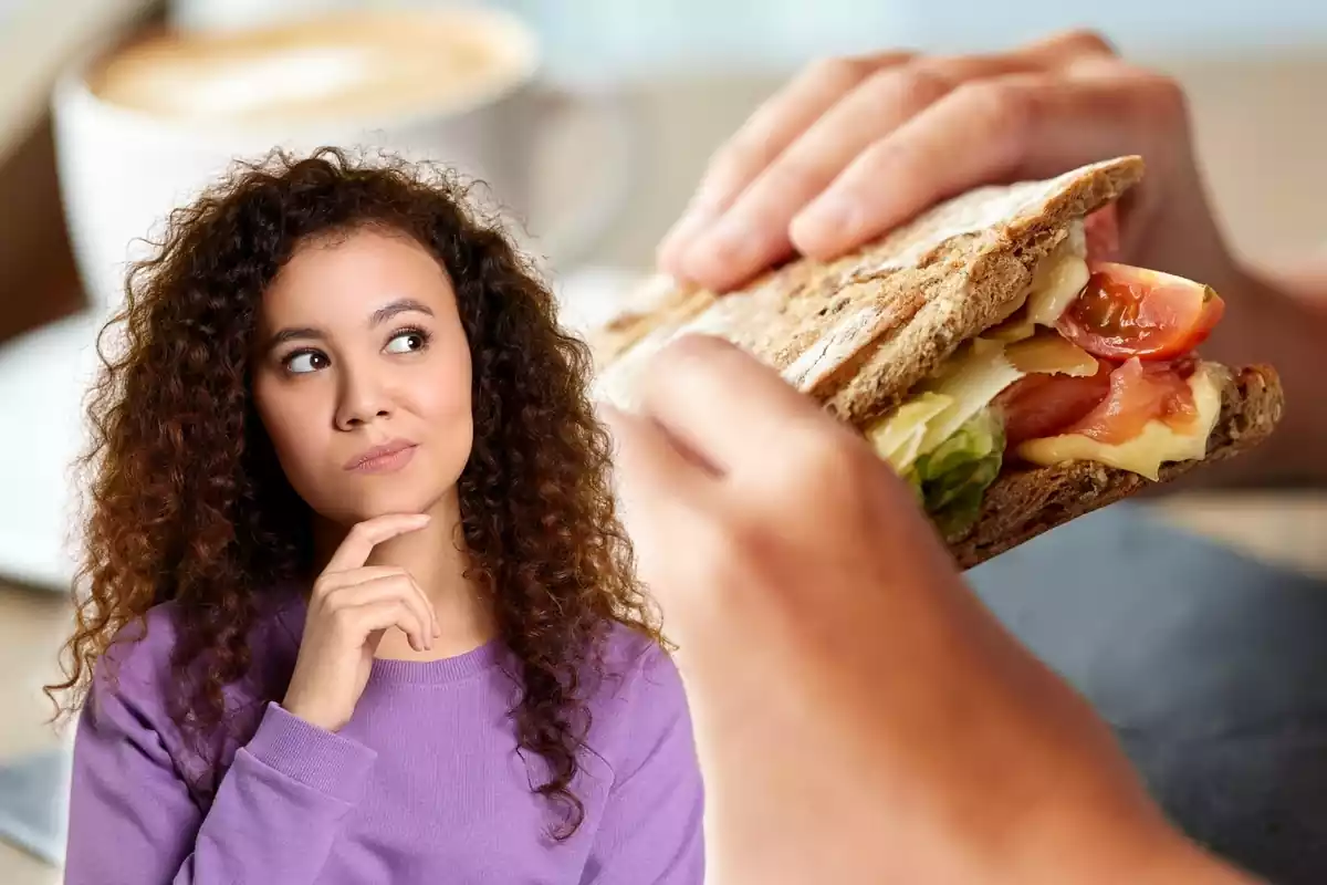 Muntatge amb unes mans subjectant un entrepà de tomàquet, enciam i salmó i una noia amb cara d'estar pensant