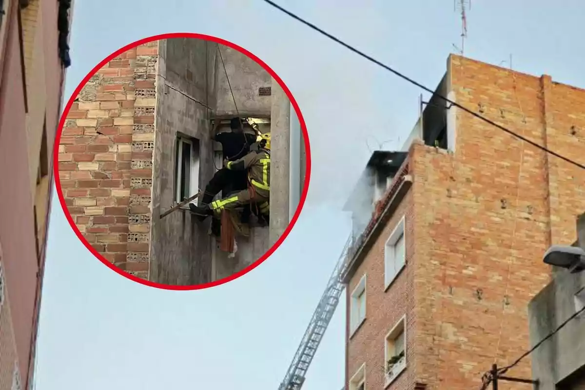 Bombers fent un rescat en un edifici de maó amb fum sortint d'una finestra.