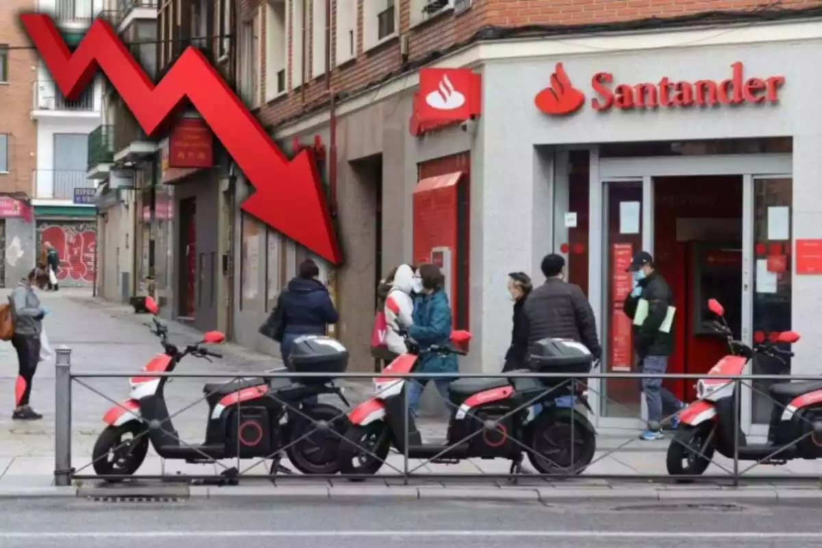 Diverses persones davant una oficina del Banco Santander i una fletxa descendent