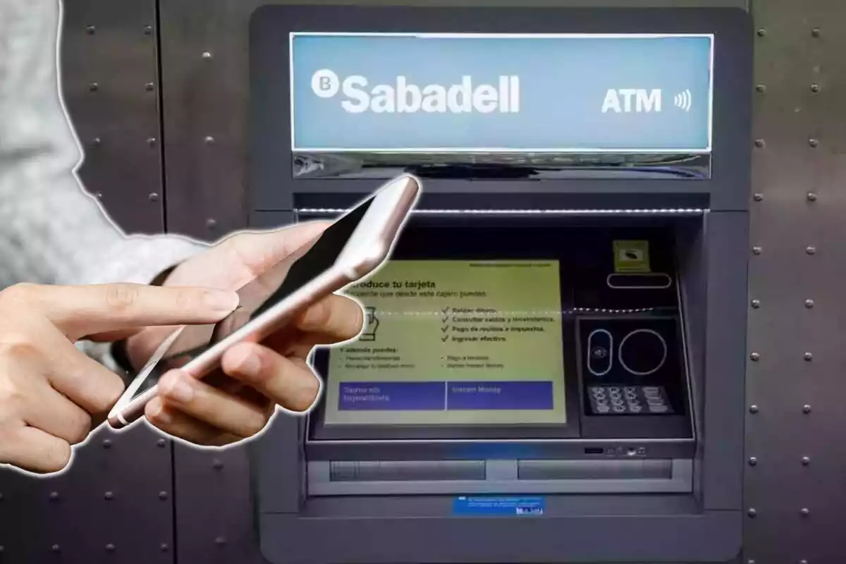 Muntatge caixer automàtic del Banc Sabadell i unes mans fent servir un mòbil