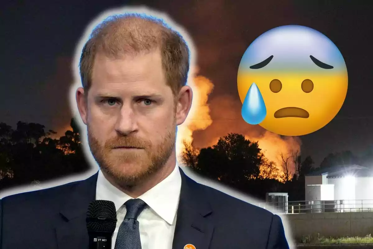 El príncep Harry amb expressió seriosa sosté un micròfon davant d'un fons d'incendi i un emoji de cara preocupada.