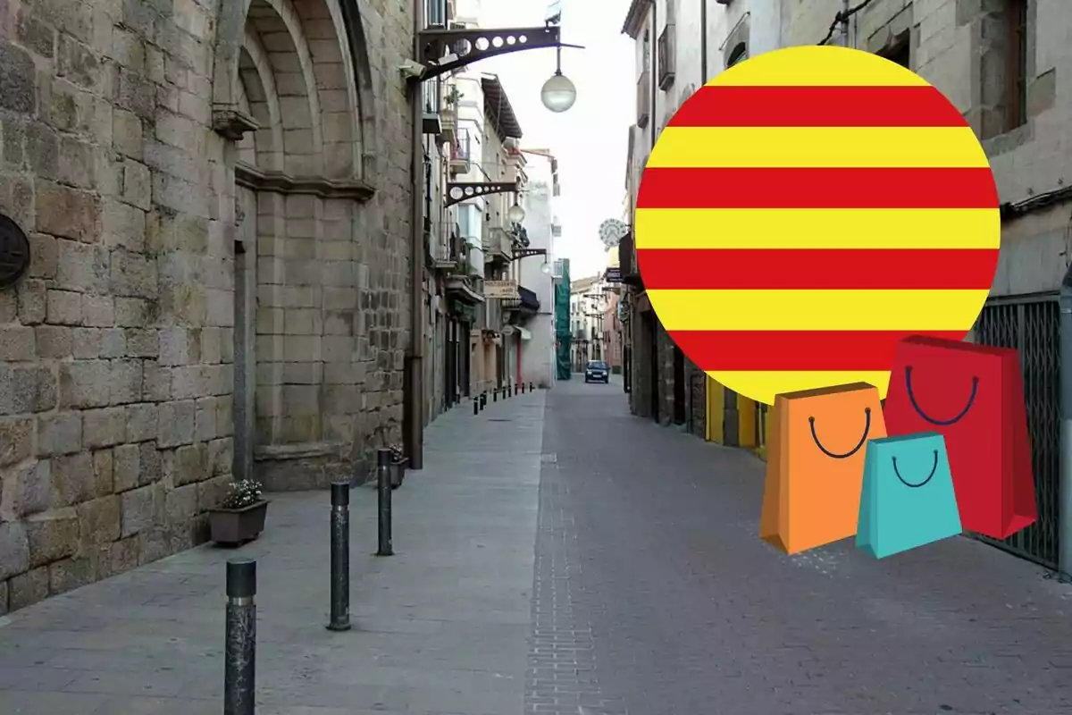 Carrer estret amb edificis antics i una bandera amb franges vermelles i grogues al costat de bosses de compres.