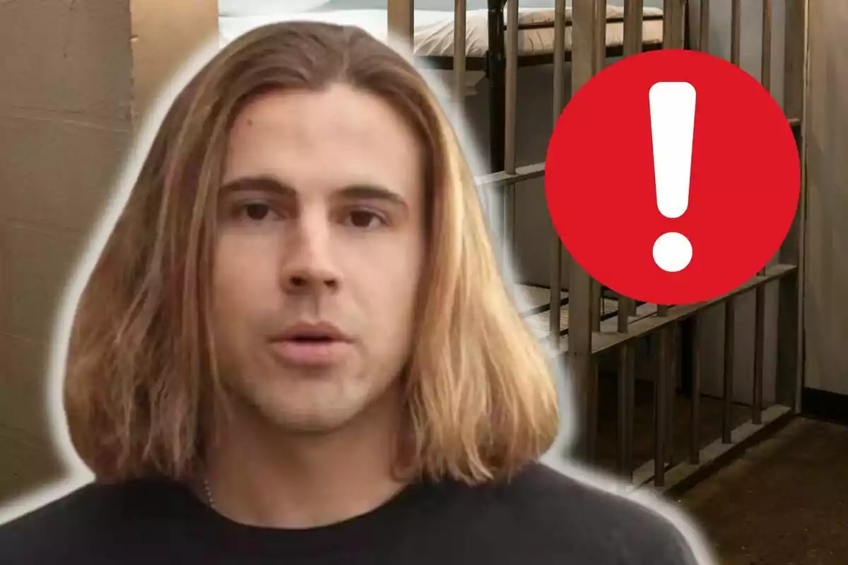 Daniel Sancho de cabell llarg davant d'una cel·la amb un signe d'exclamació vermell superposat.