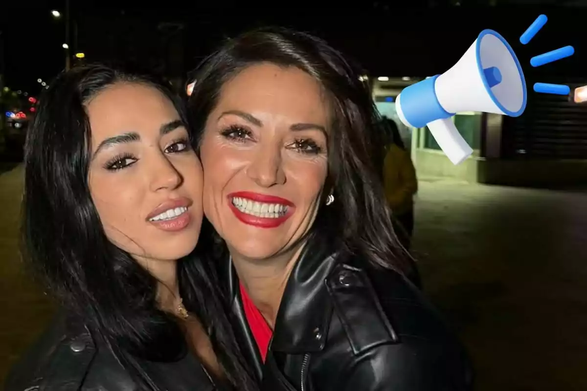 Carla Flila y Nagore Robles sonrientes posan juntas en una foto nocturna, ambas llevan chaquetas de cuero y hay un emoji de megáfono en la esquina superior derecha.