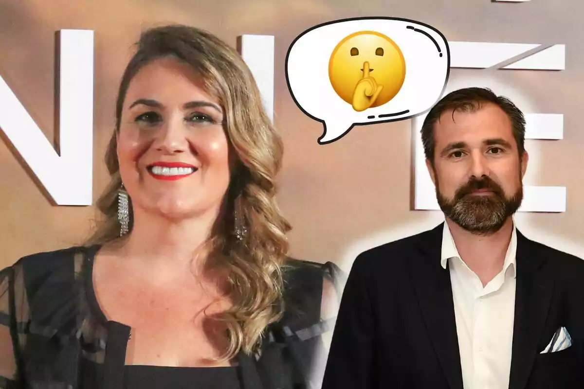 Carlota Corredera i Carlos Maza posen davant d'un fons amb lletres grans i un emoji de silenci en un globus de diàleg.