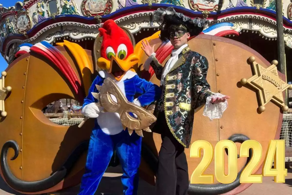Muntatge amb el Carnaval de Port Aventura amb Woody amb un antifaç i una persona disfressada i un 2024