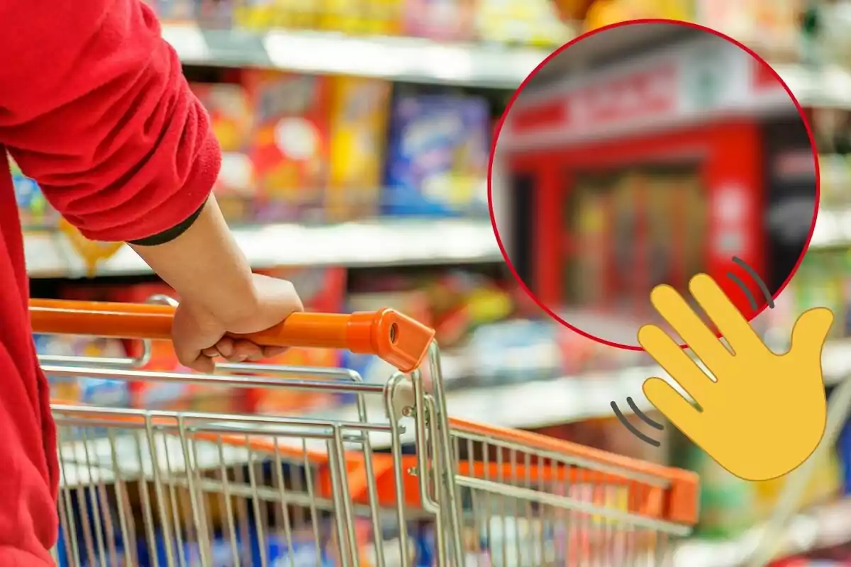 Persona empenyent un carret de compres en un supermercat amb un emoji de mà saludant i un cercle borrós a la cantonada superior dreta.