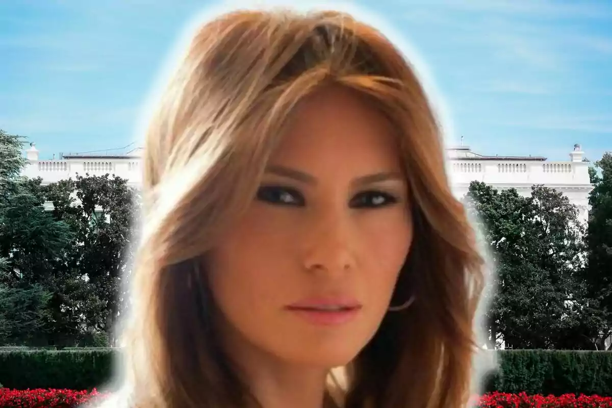 La imagen muestra a Melania Trump de cabello castaño claro con un fondo de un edificio blanco y cielo azul.