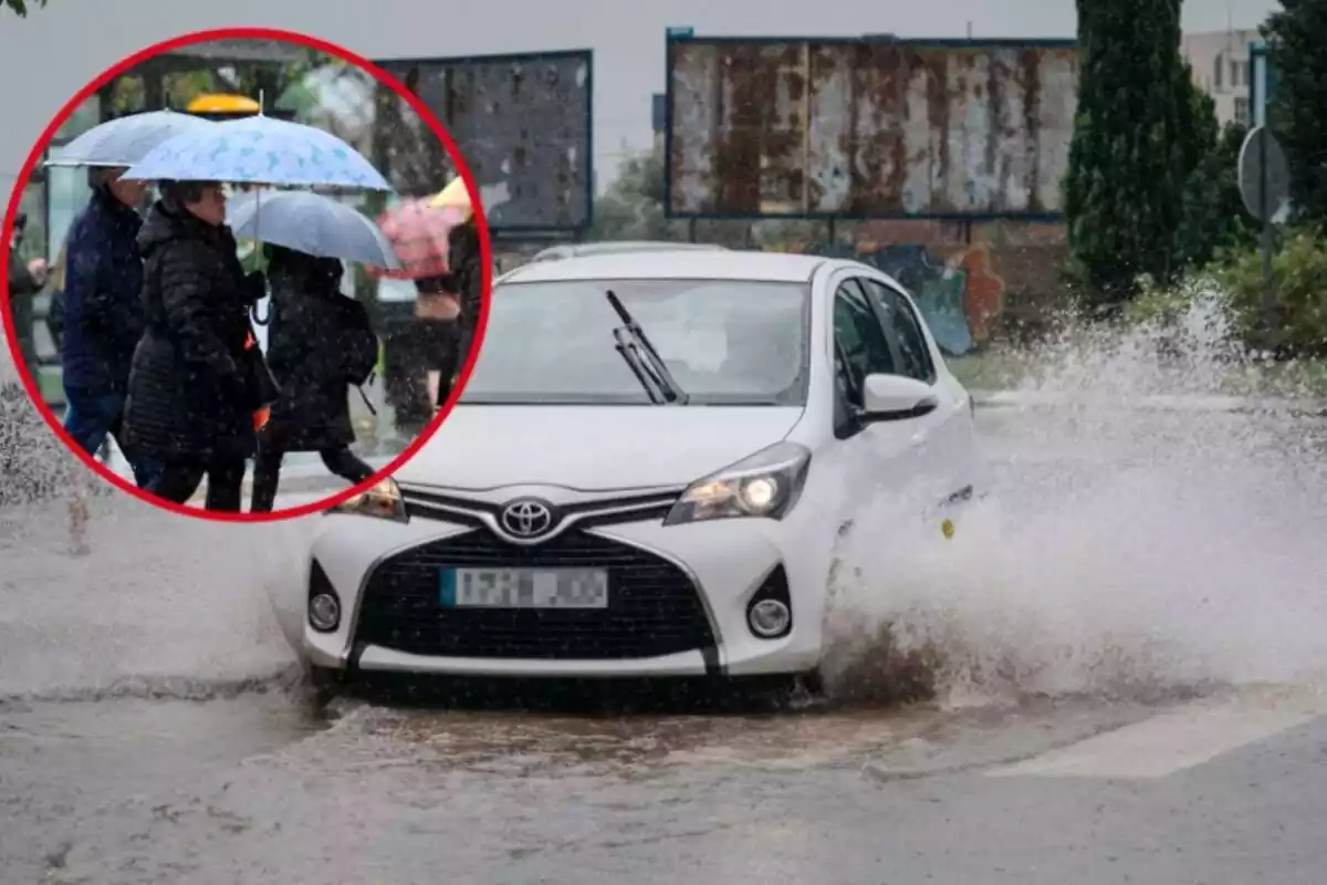 Un coche circula sobre un charco, y en el círculo, gente con paraguas