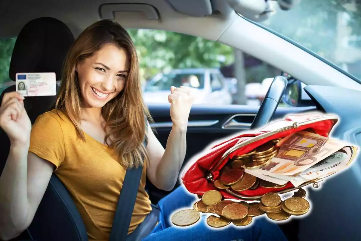 Muntatge d'una noia asseguda al seient de conductor d'un cotxe i al costat dret una cartera oberta amb monedes i bitllets