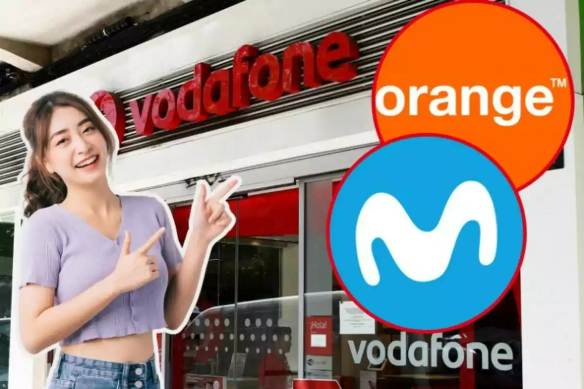 Una mujer sonriente señala hacia logos de Vodafone, Orange y Movistar frente a una tienda de Vodafone.