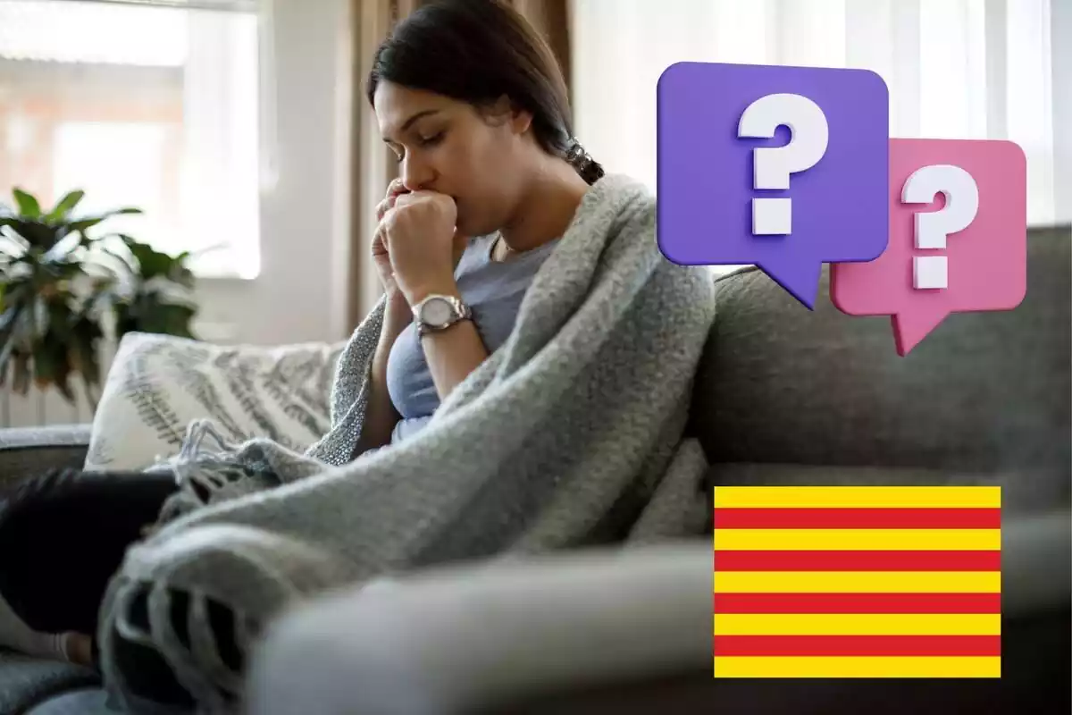 Muntatge d'una noia tossint asseguda al sofà amb una manta, dos interrogants i una bandera de Catalunya