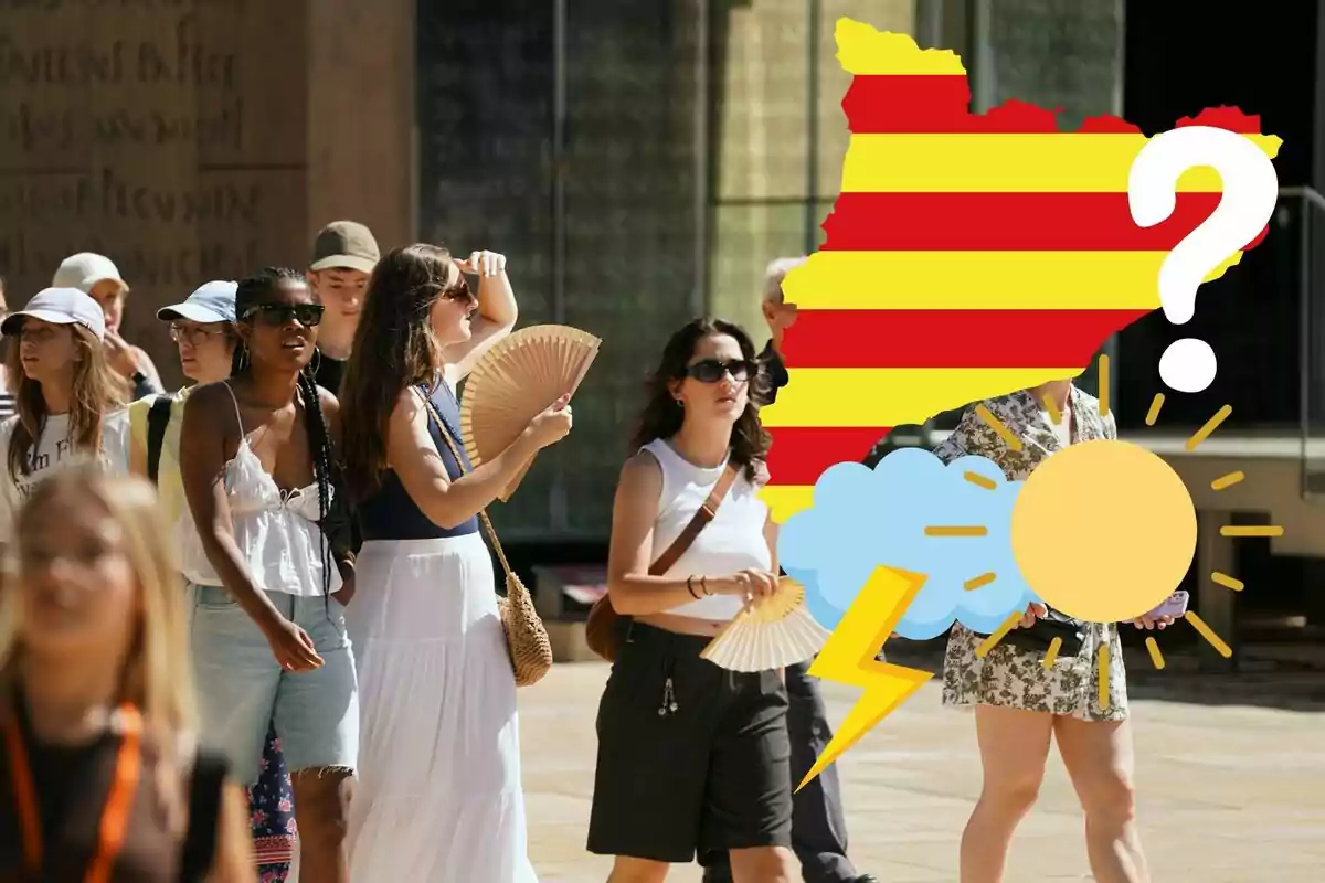 Un grup de persones camina pel carrer en un dia assolellat, algunes usant ventalls per refrescar-se, mentre una il·lustració d'un mapa amb ratlles vermelles i grogues i símbols meteorològics apareix superposada a la imatge.