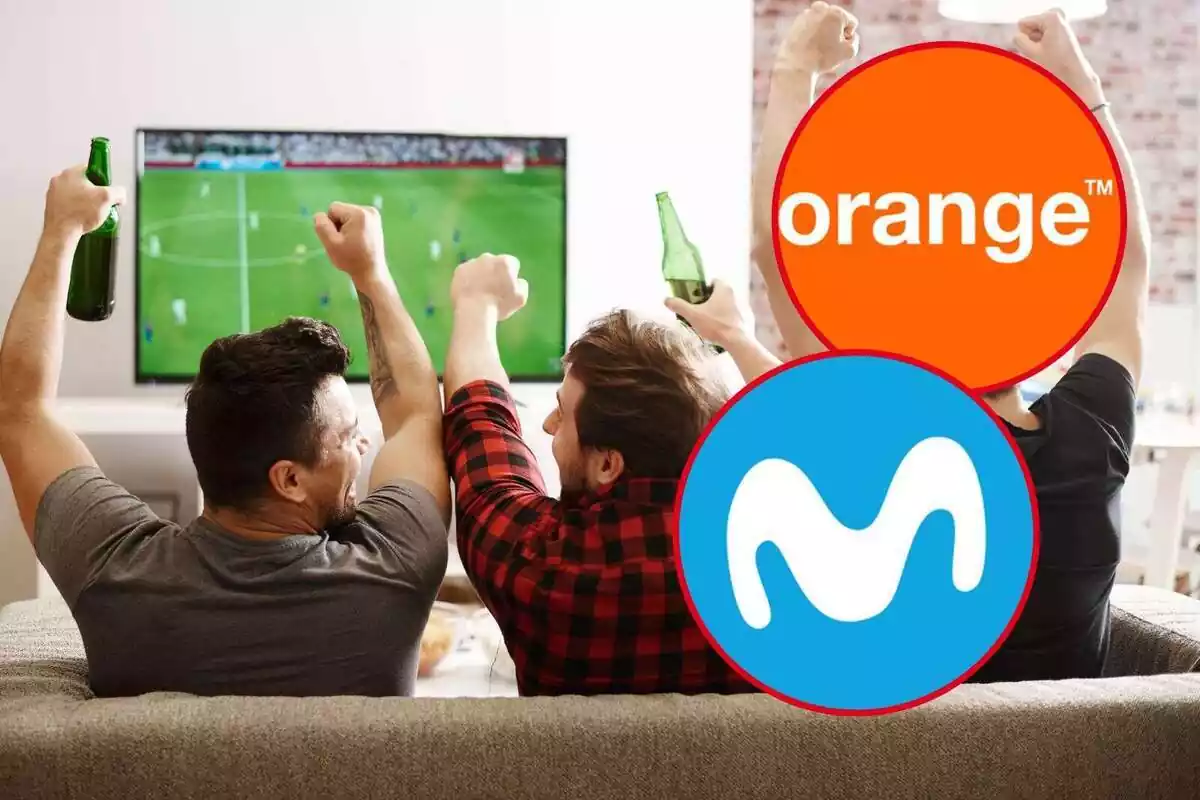 Muntatge d'un grup d'amics mirant el futbol contestos i els logos de Movistar i Orange de banda