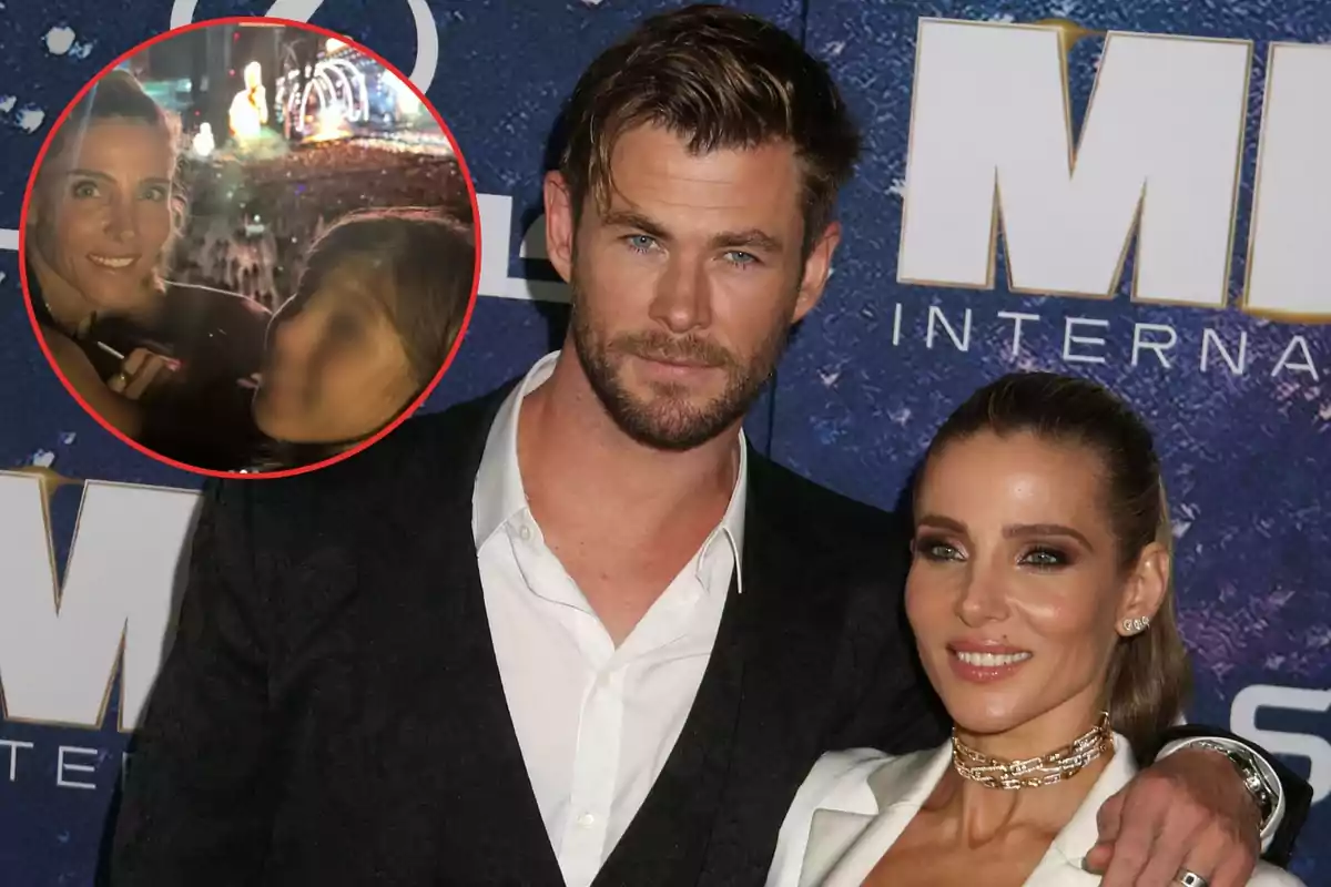 elsa pataky y chris hemsworth posa en un evento con un fondo azul y letras blancas, mientras en un recuadro se muestra una imagen de una mujer y un niño en un concierto.