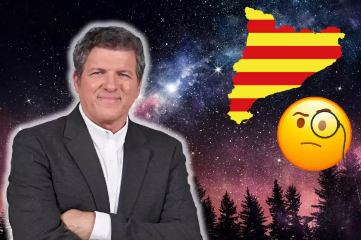 Mario Picazo amb vestit fosc i camisa blanca està dreta amb els braços plegats davant d'un fons estrellat; a la dreta hi ha un mapa de Catalunya amb la bandera catalana i un emoji amb monocle.