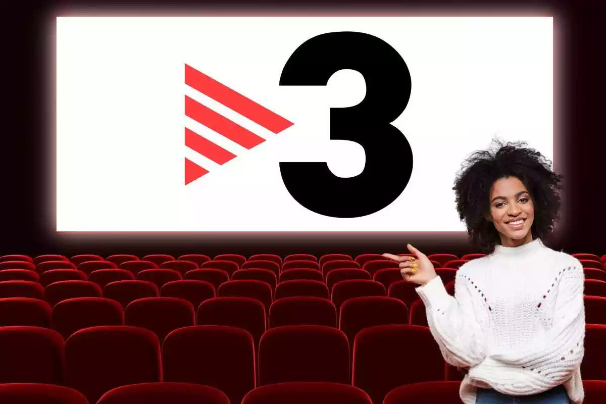 Muntatge d'una sala de cinema amb el logotip de TV3 a la pantalla i una noia assenyalant al costat