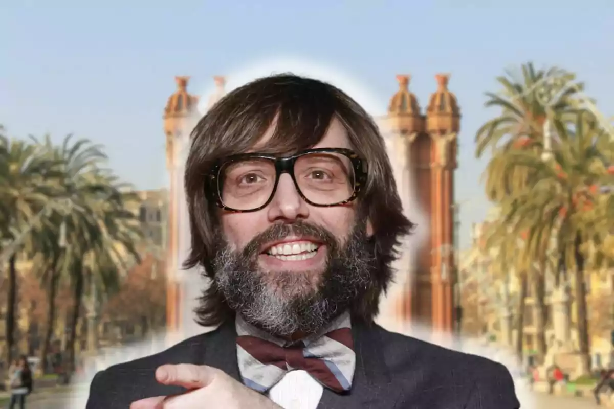 Muntatge de la ciutat de Barcelona al fons i un primer pla d'Òscar Dalmau somrient amb ulleres negres i una corbata de colors