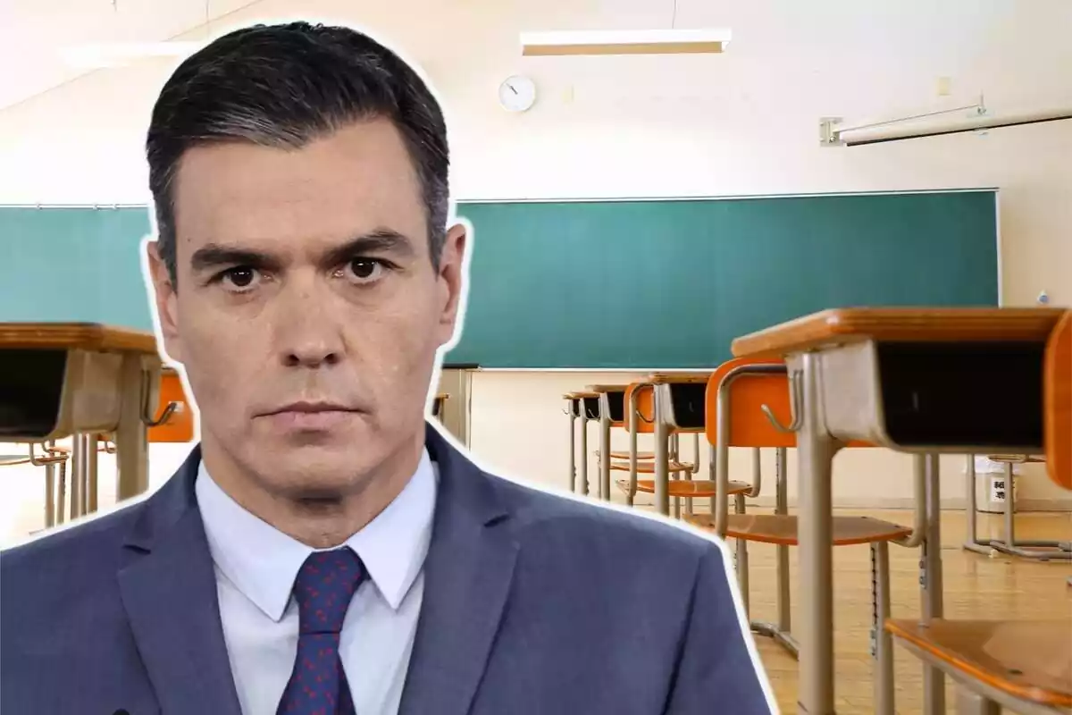 Muntatge classe d'institut amb cadires, taula i pissarra, i el president del Govern, Pedro Sánchez, amb cara seriosa