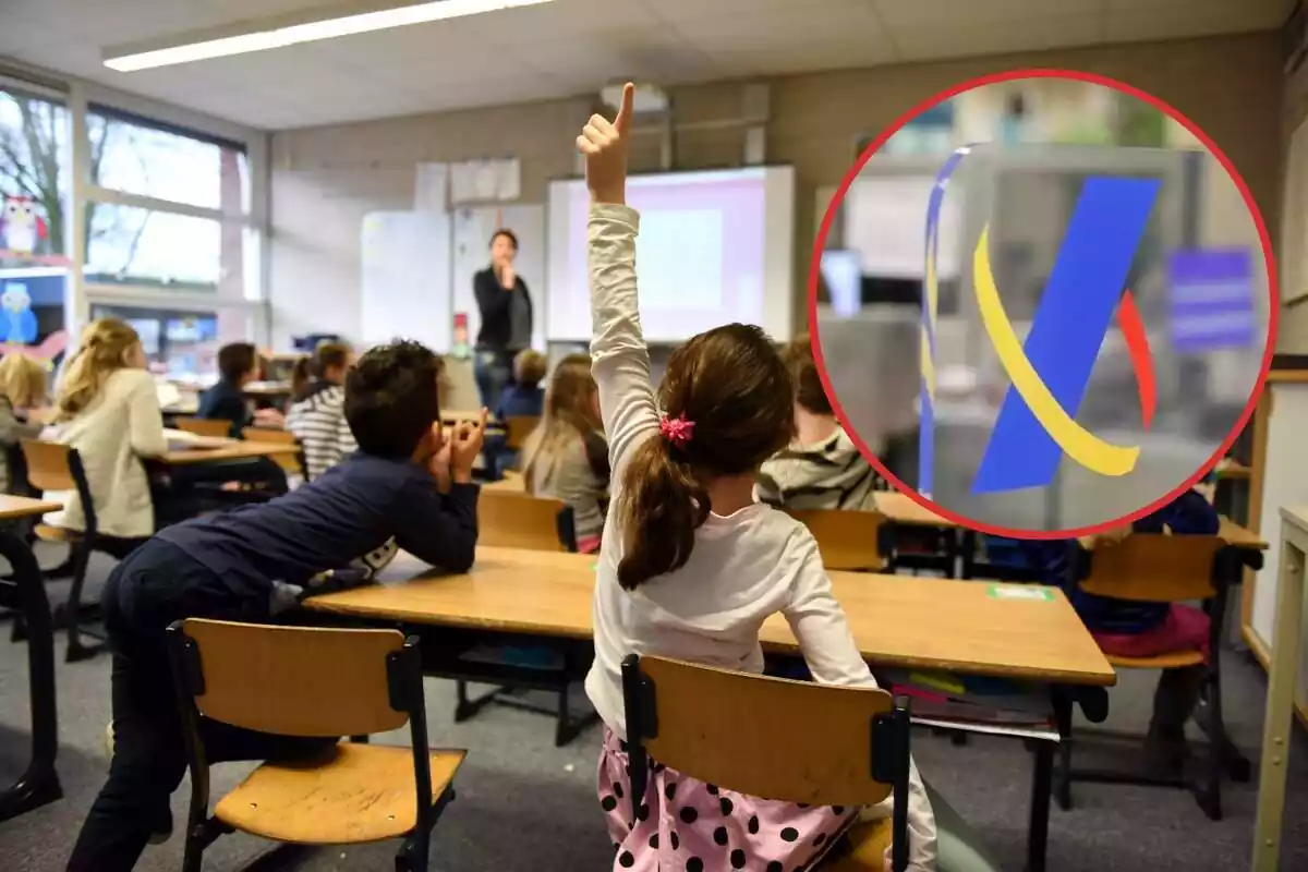 Uns alumnes d'esquena en una classe i al cercle, el logotip d'Hisenda