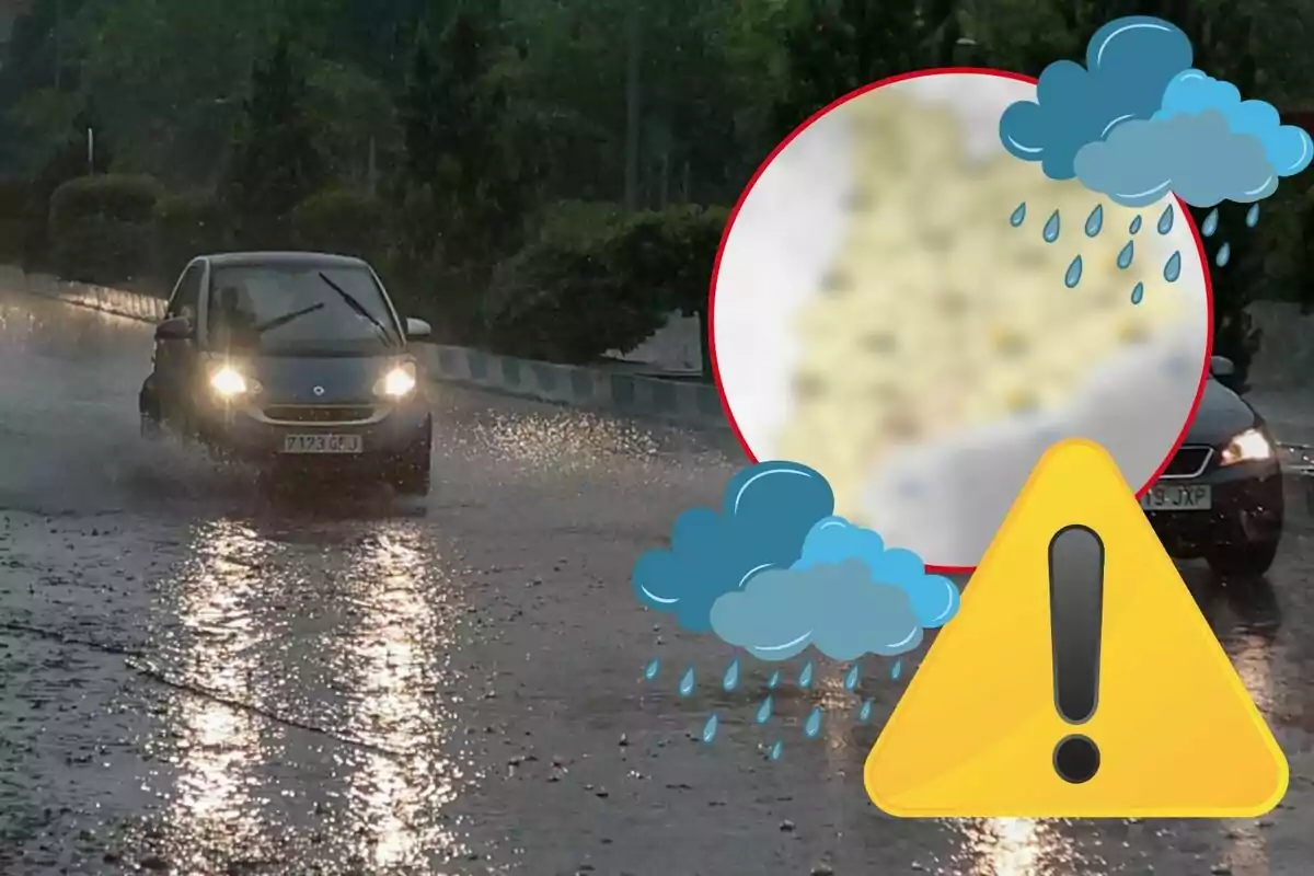 Cotxes circulant per una carretera inundada sota la pluja amb un símbol d'advertiment i núvols de pluja superposats.