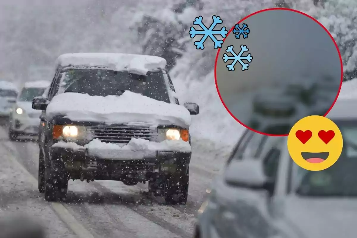 Un cotxe cobert de neu circula per una carretera nevada amb flocs de neu i un emoji somrient amb ulls de cor superposats.