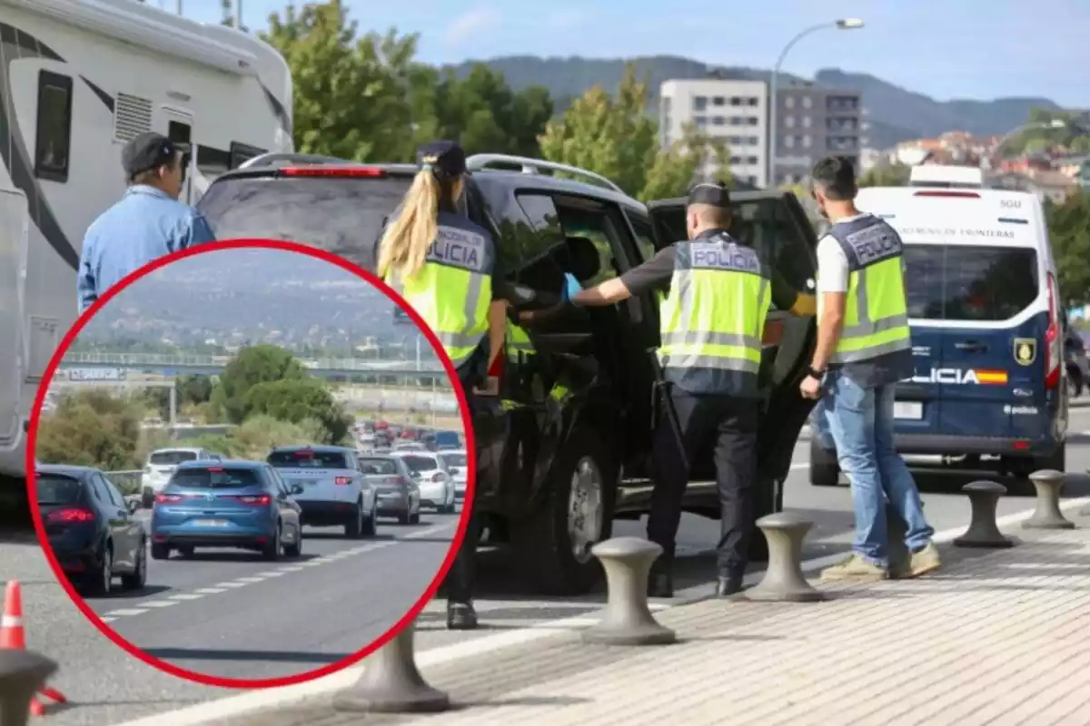 Policia fent un control en un vehicle, i al cercle, diversos cotxes en una carretera