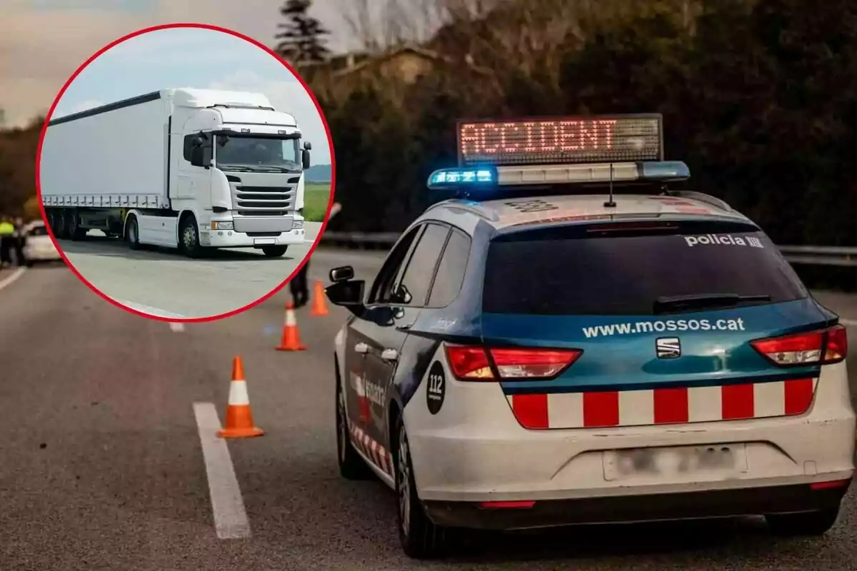 Un cotxe de policia amb llums encesos i un rètol d'ACCIDENT a la part superior, amb un camió blanc en un cercle vermell a la cantonada superior esquerra.