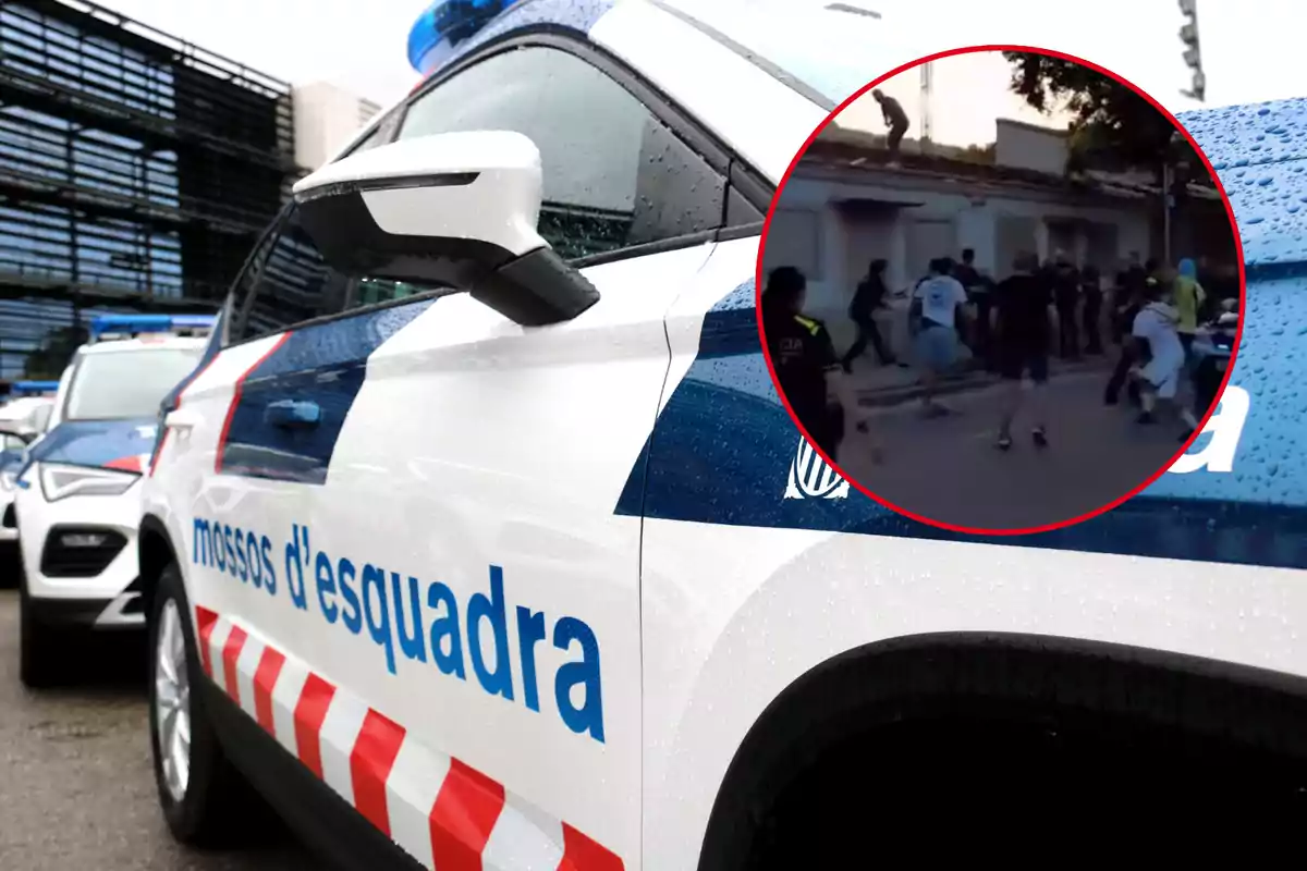 Un cotxe dels Mossos d'Esquadra amb una imatge inserida d'una baralla de carrer.