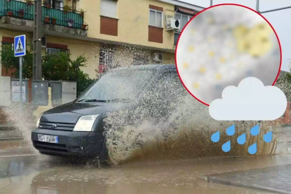 Un cotxe negre esquitxant aigua mentre circula per un carrer inundat, amb una icona de núvol i gotes de pluja a la cantonada inferior dreta i un cercle amb un mapa meteorològic desenfocat.