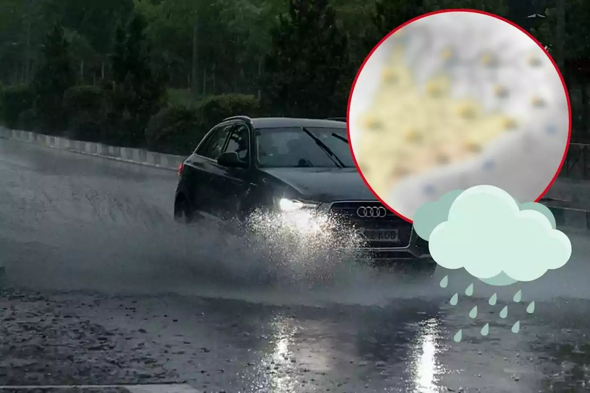 Un cotxe negre de la marca Audi circula per una carretera inundada sota la pluja, amb un gràfic de pronòstic del temps i una icona de núvol amb pluja superposats a la imatge.