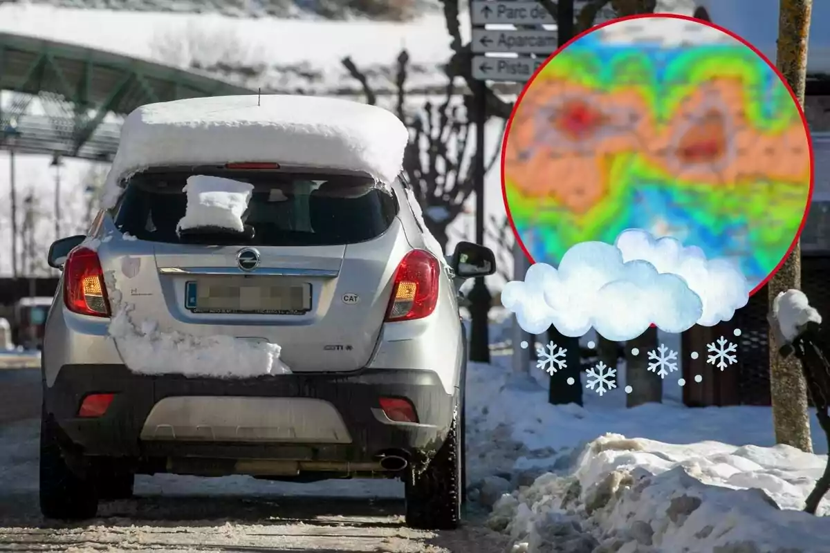 Un cotxe cobert de neu estacionat en un carrer nevat amb un gràfic meteorològic en un cercle vermell superposat mostrant un pronòstic de nevades.