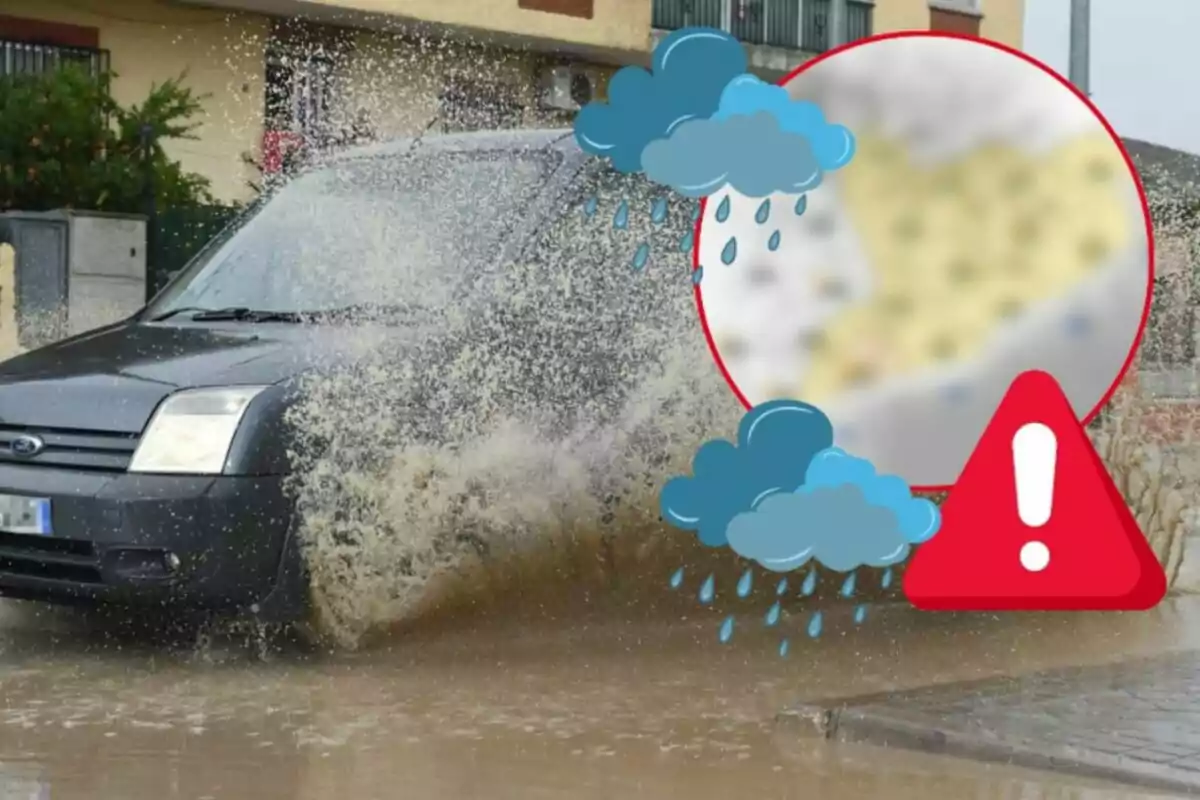 Un cotxe negre travessa un bassal gran en un carrer residencial mentre esquitxa aigua al seu voltant amb icones de núvols de pluja i un signe d'advertiment superposats a la imatge.